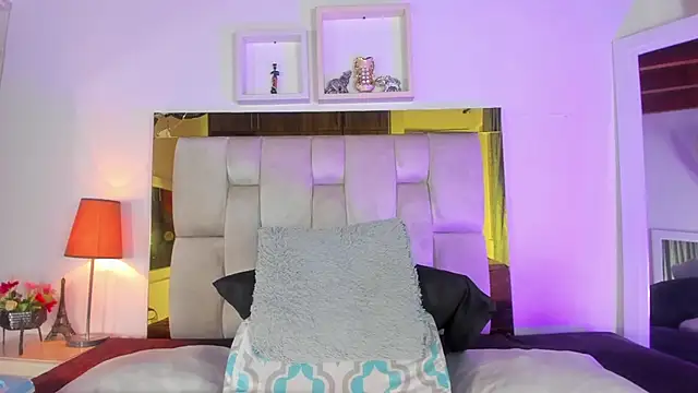 Snapshot of emmy_r chatting on February 2025 12:09:02 PM emmy r online show from February 2025 12:09:02 PM