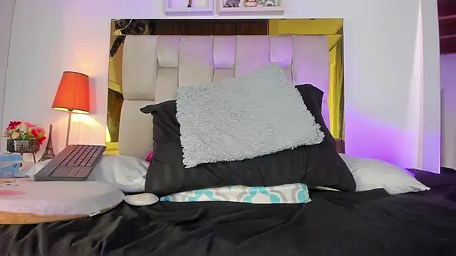 Snapshot of emmy_r chatting on February 2025 03:15:02 PM emmy r online show from February 2025 03:15:02 PM