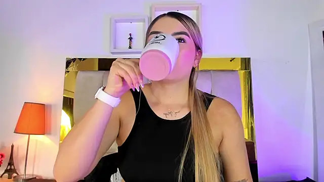 Snapshot of emmy_r chatting on March 2025 12:16:01 PM emmy r online show from March 2025 12:16:01 PM