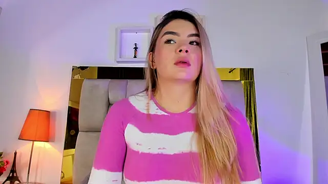 Snapshot of emmy_r chatting on March 2025 12:22:02 PM emmy r online show from March 2025 12:22:02 PM