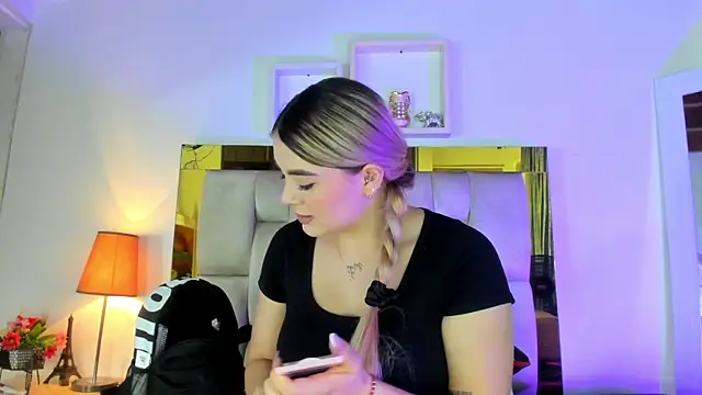 Snapshot of emmy_r chatting on March 2025 12:11:02 PM emmy r online show from March 2025 12:11:02 PM