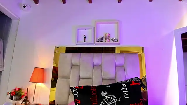 Snapshot of emmy_r chatting on March 2025 03:07:02 PM emmy r online show from March 2025 03:07:02 PM