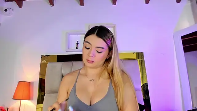 Snapshot of emmy_r chatting on March 2025 12:14:02 PM emmy r online show from March 2025 12:14:02 PM