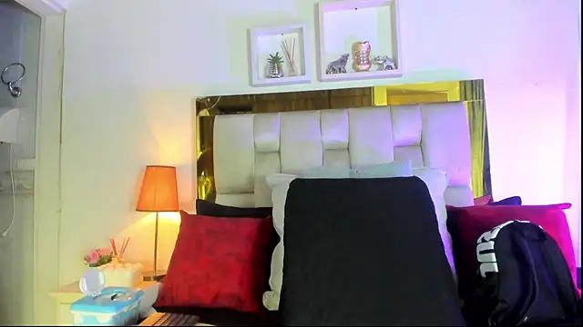 Snapshot of emmy_r chatting on September 2025 11:59:01 AM emmy r online show from September 2025 11:59:01 AM