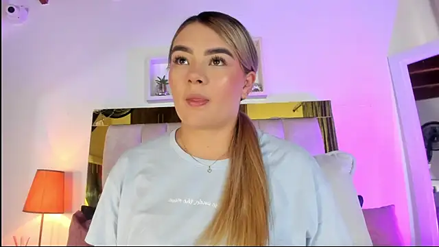 Snapshot of emmy_r chatting on October 2025 12:02:02 PM emmy r online show from October 2025 12:02:02 PM