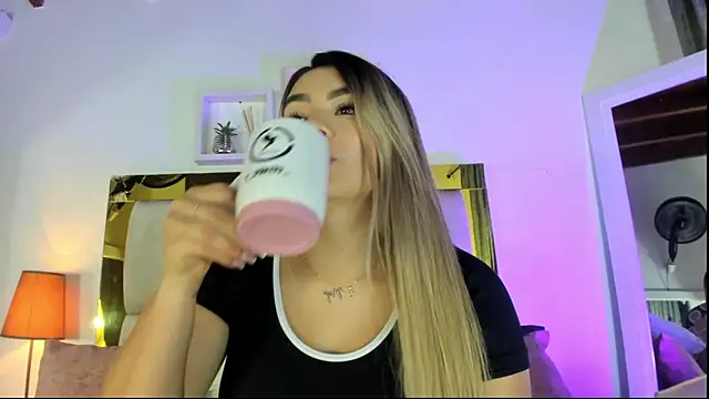 Snapshot of emmy_r chatting on October 2025 12:05:01 PM emmy r online show from October 2025 12:05:01 PM