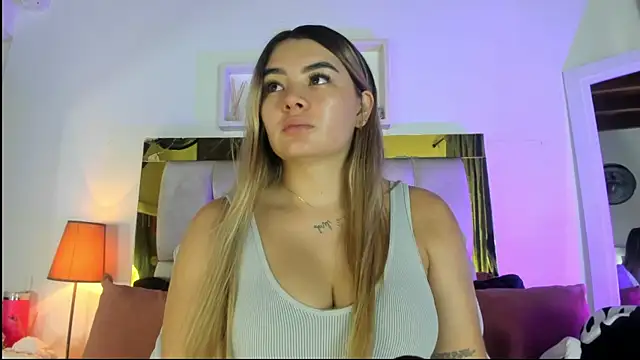 Snapshot of emmy_r chatting on October 2025 12:09:02 PM emmy r online show from October 2025 12:09:02 PM