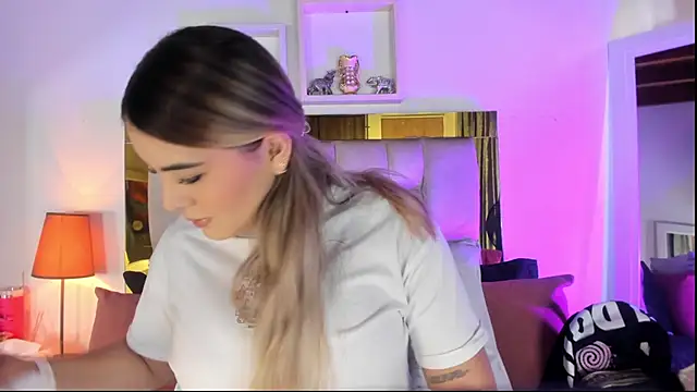 Snapshot of emmy_r chatting on November 2025 12:05:02 PM emmy r online show from November 2025 12:05:02 PM