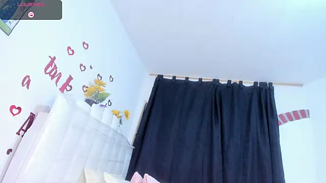 Snapshot of RoxannaBlanche chatting on May 2026 11:09:02 AM RoxannaBlanche online show from May 2026 11:09:02 AM