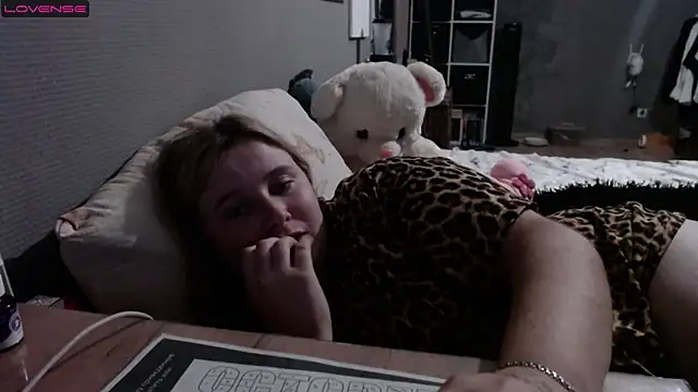 Light Luna online show from September 2025 03:12:01 PM