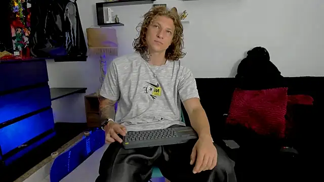 Snapshot of Tom_Krakow chatting on January 2025 07:16:02 PM Tom Krakow online show from January 2025 07:16:02 PM