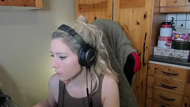 Lisaonthemoon online show from December 2024 11:03:02 PM