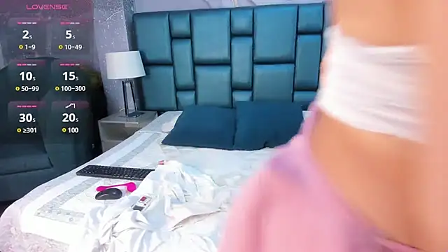 Nahomi Wild online show from December 2024 08:29:01 PM