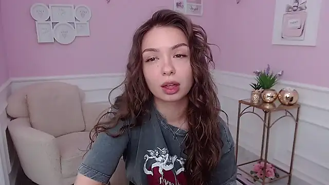 LucySkilar online show from October 2025 04:30:01 AM