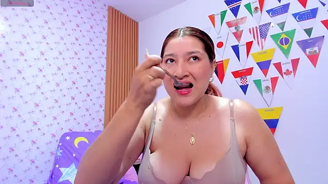 Snapshot of Soyqueen chatting on June 2026 04:37:02 AM Soyqueen online show from June 2026 04:37:02 AM