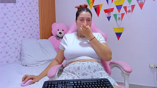 Snapshot of Soyqueen chatting on July 2026 03:54:01 AM Soyqueen online show from July 2026 03:54:01 AM