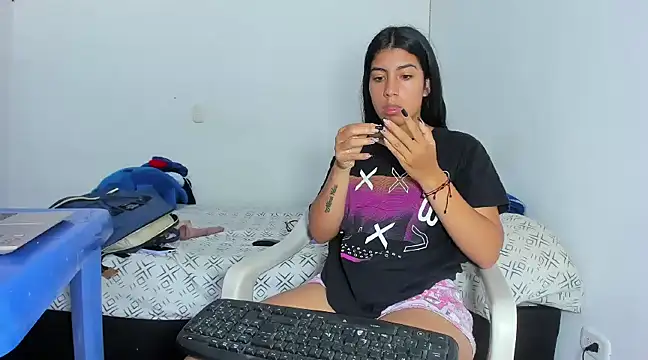 Snapshot of skinnyanai2 chatting on December 2024 02:49:02 PM skinnyanai2 online show from December 2024 02:49:02 PM