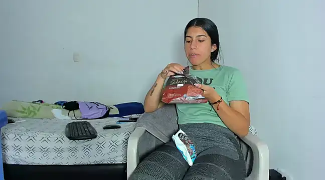 Snapshot of skinnyanai2 chatting on December 2024 07:59:02 PM skinnyanai2 online show from December 2024 07:59:02 PM