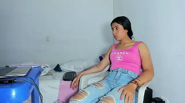 Snapshot of skinnyanai2 chatting on January 2025 10:19:01 PM skinnyanai2 online show from January 2025 10:19:01 PM