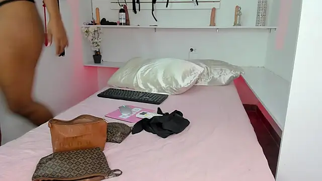 Alejandra Dunn online show from November 2025 02:17:02 PM