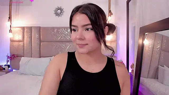 Snapshot of Oriana_Guzman chatting on July 2026 11:42:02 PM Oriana Guzman online show from July 2026 11:42:02 PM