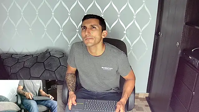 Snapshot of Marck_Muscle chatting on January 2025 05:23:01 AM Marck Muscle online show from January 2025 05:23:01 AM