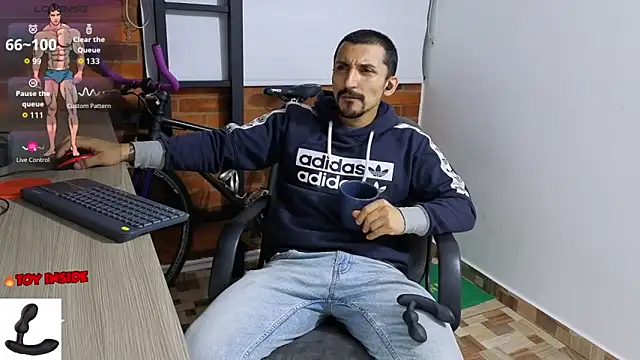 Snapshot of Marck_Muscle chatting on October 2025 11:35:01 PM Marck Muscle online show from October 2025 11:35:01 PM