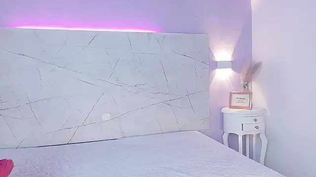 AbrilBrent online show from September 2025 08:02:01 PM