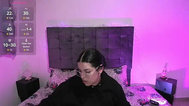 Kylie2211 online show from November 2025 02:32:01 AM