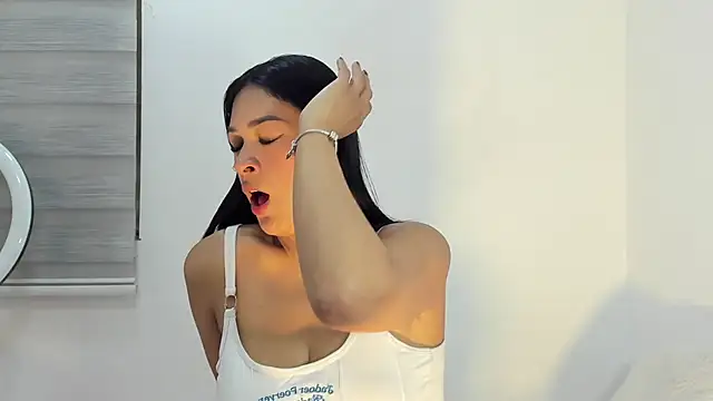 Snapshot of bella_hadid1_ chatting on February 2026 03:57:01 AM bella hadid1 online show from February 2026 03:57:01 AM