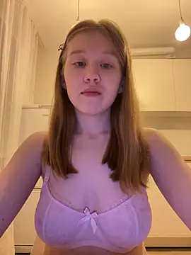 Snapshot of Eva_Weyne chatting on April 2026 08:33:01 PM Eva Weyne online show from April 2026 08:33:01 PM