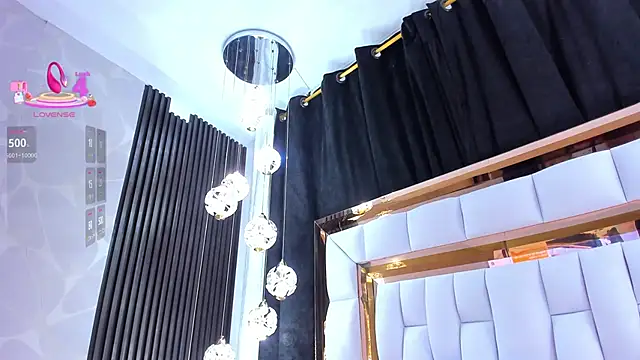 SarayRoyse online show from April 2026 07:25:01 PM