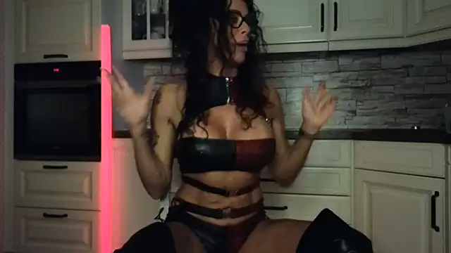 Snapshot of Misses-Cougar chatting on February 2025 06:29:01 AM Misses-Cougar online show from February 2025 06:29:01 AM