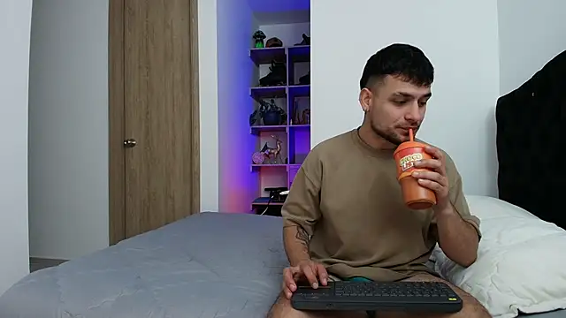 Snapshot of Aron-santoro chatting on February 2026 07:13:02 PM Aron-santoro online show from February 2026 07:13:02 PM