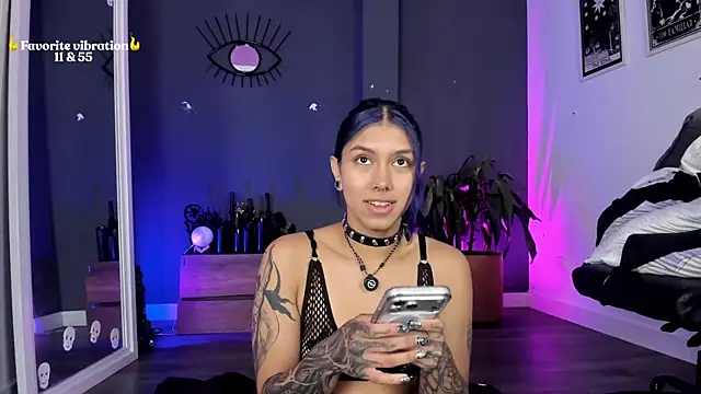 Raven Witch  online show from May 2026 12:23:02 PM