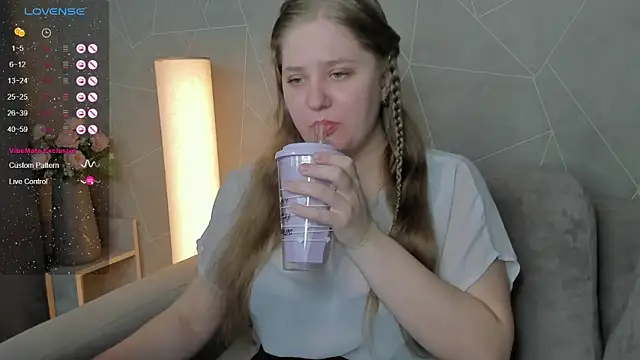 Snapshot of Megan_Violer chatting on December 2024 06:21:01 PM Megan Violer online show from December 2024 06:21:01 PM