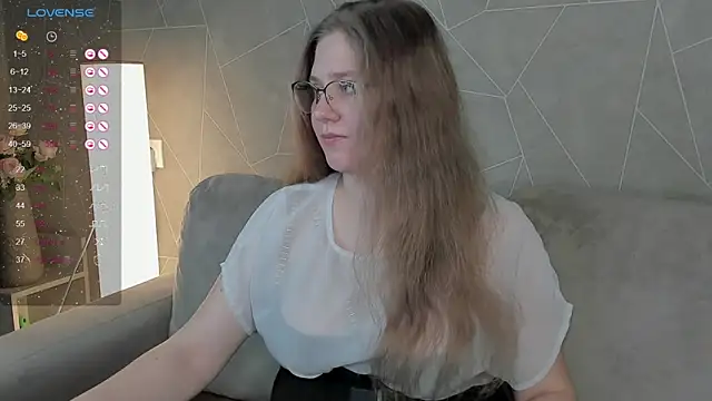 Snapshot of Megan_Violer chatting on December 2024 03:44:02 PM Megan Violer online show from December 2024 03:44:02 PM