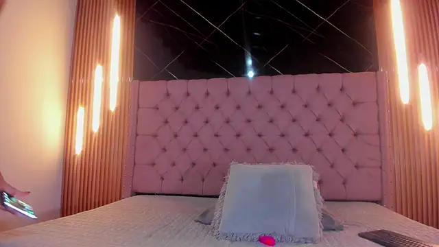 AinaPink online show from April 2026 10:35:02 AM