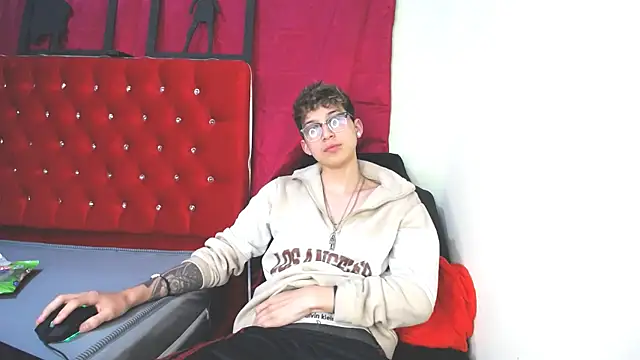  Thomas hot  online show from February 2025 06:44:01 PM