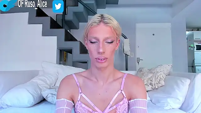 Snapshot of AliceSnowCatt chatting on December 2024 05:26:01 PM AliceSnowCatt online show from December 2024 05:26:01 PM