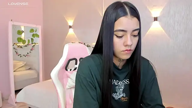 miagomezweb1 online show from February 2025 01:05:02 PM