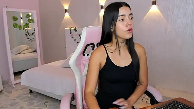 miagomezweb1 online show from February 2025 01:17:02 PM