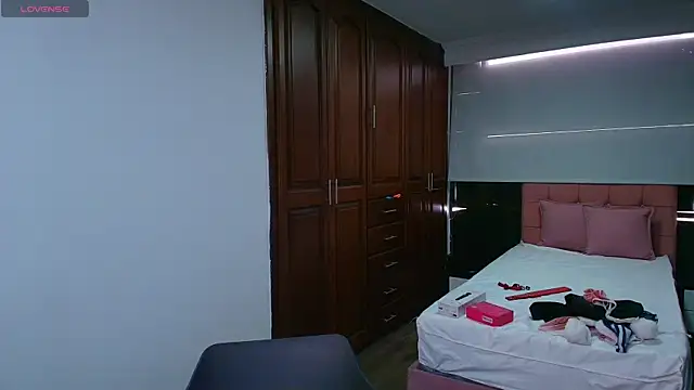 Raquel jones online show from September 2025 06:52:02 PM