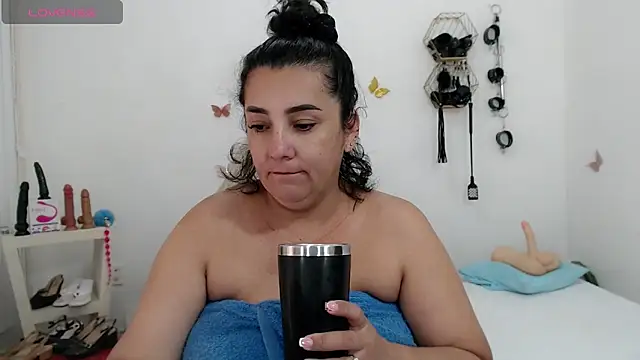 Snapshot of mom_hot__ chatting on May 2026 06:57:01 PM mom hot online show from May 2026 06:57:01 PM