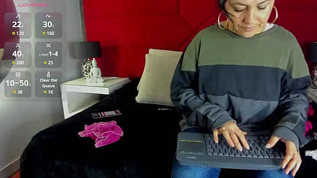 Snapshot of hanny_milf chatting on March 2025 06:45:02 PM hanny milf online show from March 2025 06:45:02 PM