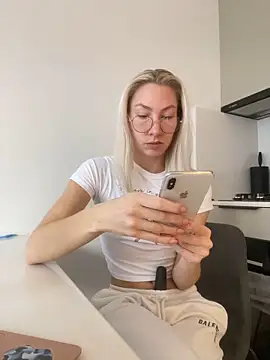 LuisaBecker online show from December 2024 11:40:01 AM