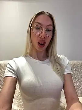 LuisaBecker online show from February 2025 06:43:02 PM