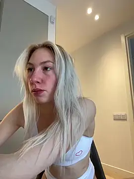 LuisaBecker online show from March 2025 01:30:01 PM