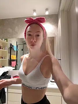 LuisaBecker online show from September 2025 08:25:02 AM