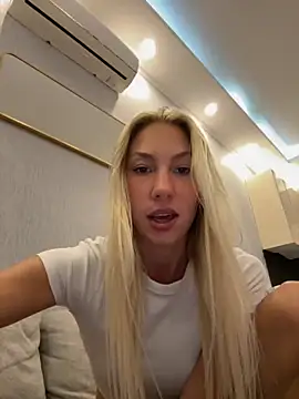 LuisaBecker online show from October 2025 03:52:01 PM